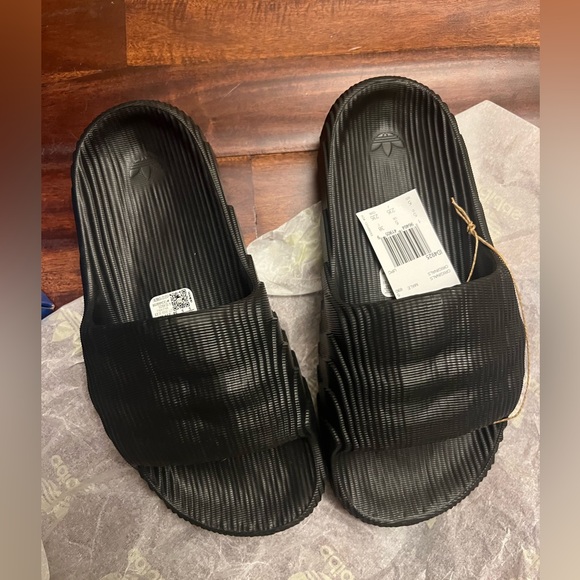 Man 5 / Women 6 Adidas Originals Adilette 22 Black Scarlet Unisex Slip On Sandal